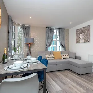 https://brand-new-2-bed-1st-floor-flat-with-parking-town-centre.cardiffhotelswales.com